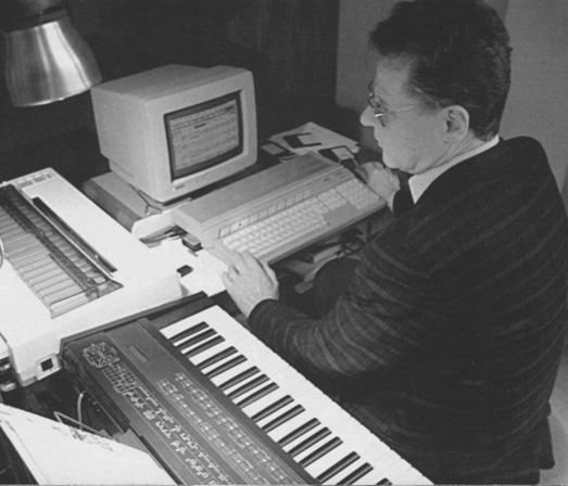 Wimberger komponierend am PC